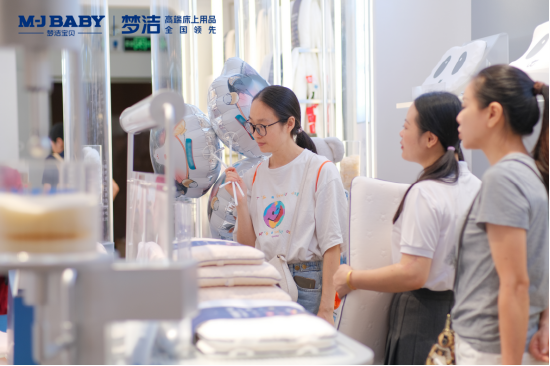 (专业分阶枕芯理念引发消费者现场咨询热情)