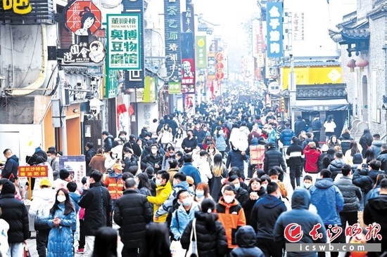 1月1日下午,太平老街人头攒动,人气火爆。
