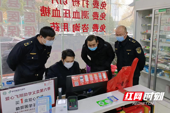 　　2022年12月26日，娄底市市场监管局执法人员对娄底城区某健康药房涉疫物资开展巡查检查时，向店家提出质疑，根据检查结果依法对该店不按规定明码标价的违法行为责令改正并处以罚款。