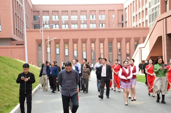 参观长沙市现代商贸中等职业学校综合大楼。
