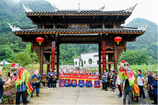 中黄村民热情迎接媒体团。