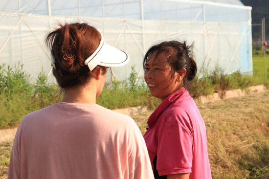 农户接受实践团成员采访