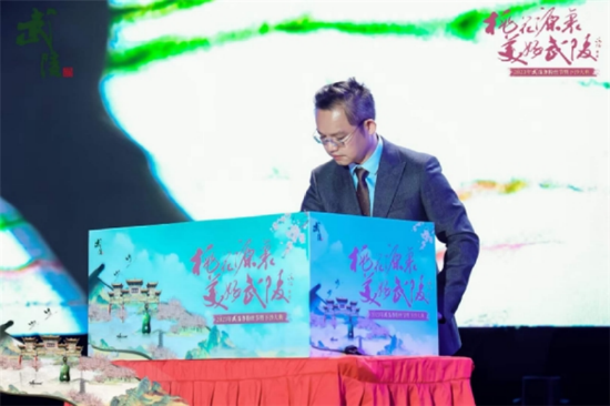 中国沙画创始人苏大宝也亲临现场以沙作画。