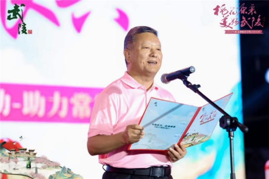 中国酒业协会名酒收藏专业委员会副理事长、第五届全国白酒评酒委员胡义明讲述武陵酒第五届获奖的故事以及此次封坛酒价值介绍。