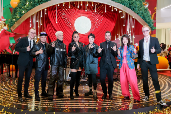 IRON BAND乐队成员及长沙IFS 推广及市场部总监曾雅菁女士(左五)、长沙IFS推广及市场部高级经理罗佳女士(右二)