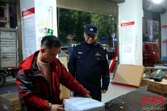 云集派出所“项目警官”走进快递点开展安全宣传。田徵翯 摄