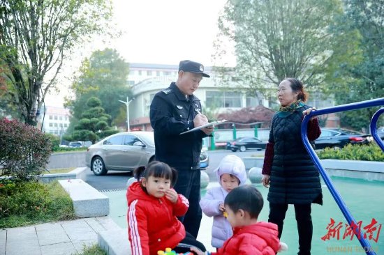 云集派出所社区民警在“云集花苑”小区访民情、察民意,收集意见建议。田徵翯摄