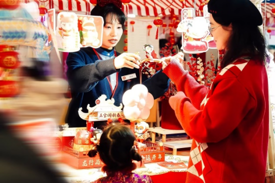 来往市民朋友参与活动