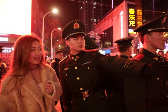 为游客指路