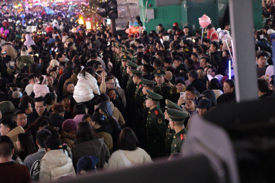 武警官兵架起人墙,确保通行顺畅