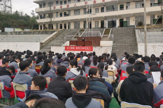 枫林派出所在黄獭嘴中学开展禁毒知识讲座