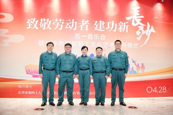 职工朋友们在现场“微笑”打卡