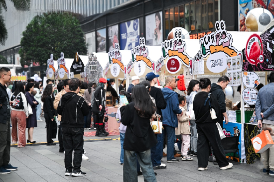 各展位游客兴趣浓厚
