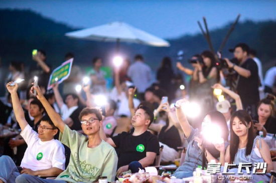 手机成了“荧光棒”,大家跟随着歌曲的旋律摇摆。 除署名外均为趣嗨影视供图