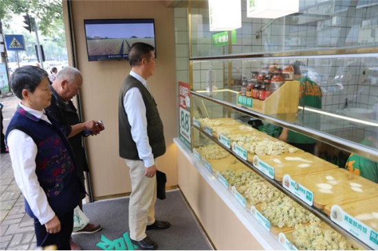 赫山庙店窗口处长者正在排队领取