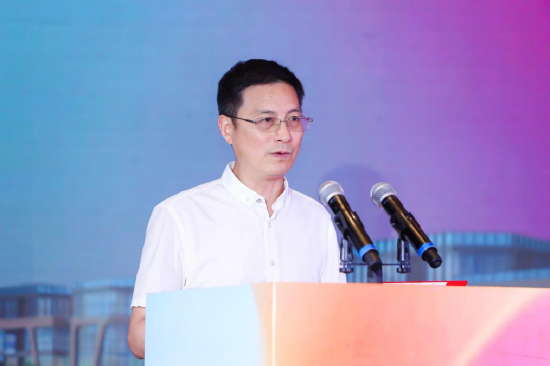 图:黄立斌上台致辞