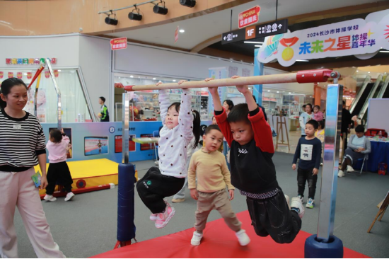 孩子们在活动现场体验体操项目