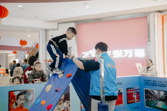 小朋友体验“翻山越岭”嘉年华游戏