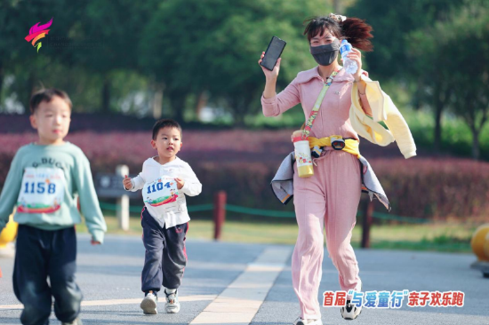 妈妈带领小孩向终点冲刺