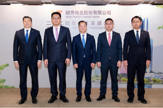 越秀地产董事长及执行董事林昭远先生(中),副董事长及执行董事、总经理朱辉松先生(右二),执行董事、联席总经理江国雄先生(左二),财务总监曾志钊先生(右一),总经理助理姜永进先生(左一)