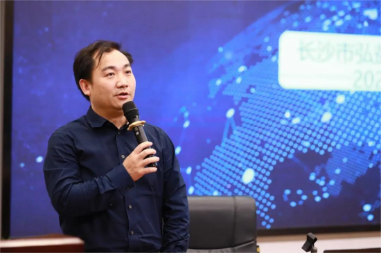 (书记滕小伟在培训现场讲述“三思”教师发展路径)