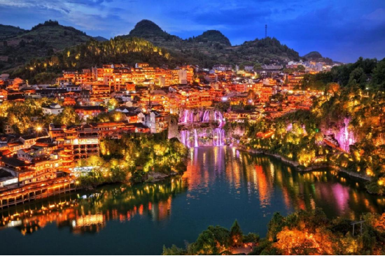 这座长满了国际游客的古镇拥有怎样的“出海密码”？