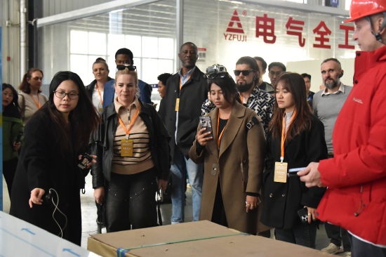 采购商一行在亚洲富士电梯的生产车间走访考察。