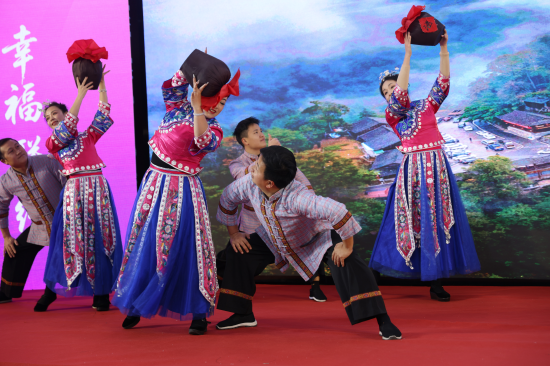 （湘西婚恋民俗节目表演）