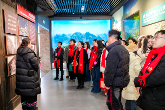 （青年嘉宾参观精准扶贫陈列馆）