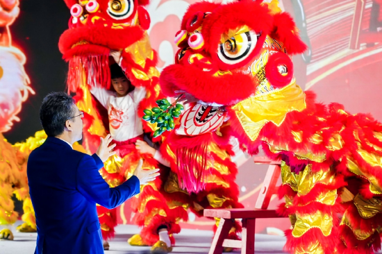 启动仪式环节，广东醒狮“采青果”表演