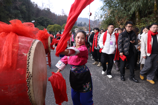 （迎宾鼓喜迎青年嘉宾）