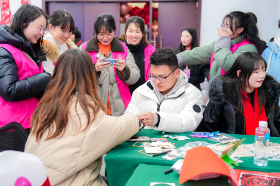 （“湘亲湘爱”巾帼志愿者助力青年嘉宾相互熟悉交流）