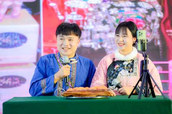 （湖南省“最美家庭”施康、石慧夫妻现场分享幸福的味道）