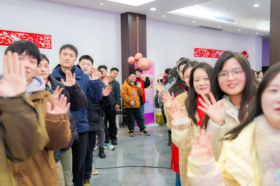 （现场31对青年嘉宾牵手）