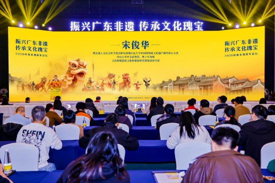 中山大学中国非物质文化遗产研究中心主任，中山大学中文系教授、博士生导师宋俊华发表致辞