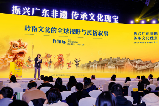 作家、谈话节目《十三邀》主创许知远发表演讲