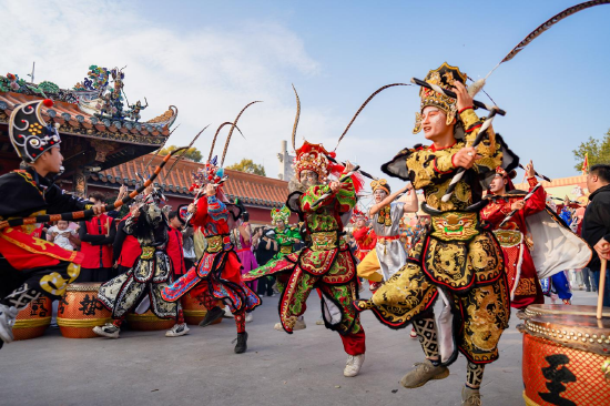 英歌舞舞者在潮州青龙庙会期间精彩亮相