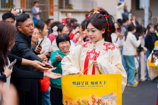 年例大巡游队伍中“槟榔仙子”派发和成天下