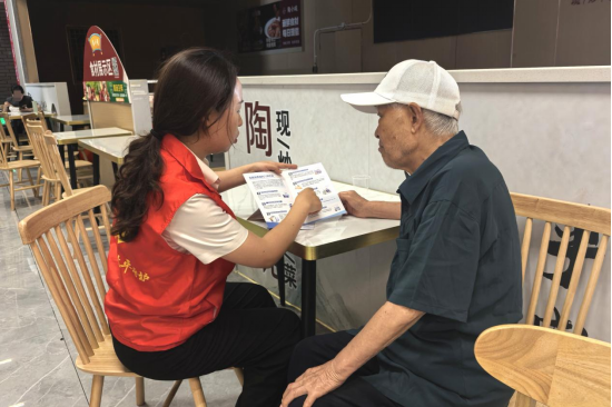“7·8全国保险公众宣传日”活动期间，太平人寿湖南分公司工作人员向老年人群体宣传金融消保知识