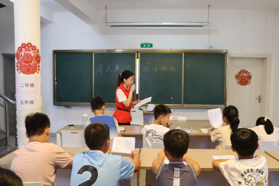陈一亮为孩子们讲解什么是廉洁（隆雨薇 供图）