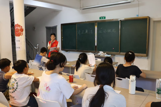 陈一亮回答学生的问题（隆雨薇 供图）