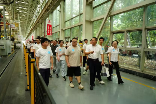 返乡参加座谈的高校学子在三一专汽车间参观。通讯员 摄