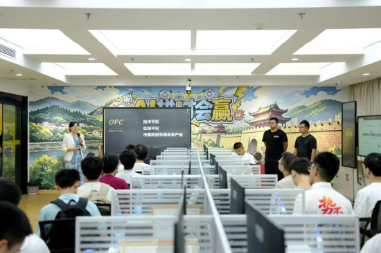 学生在邵阳“创芯”AI OPC社区聆听负责人介绍 邵阳日报记者 石周鑫 摄