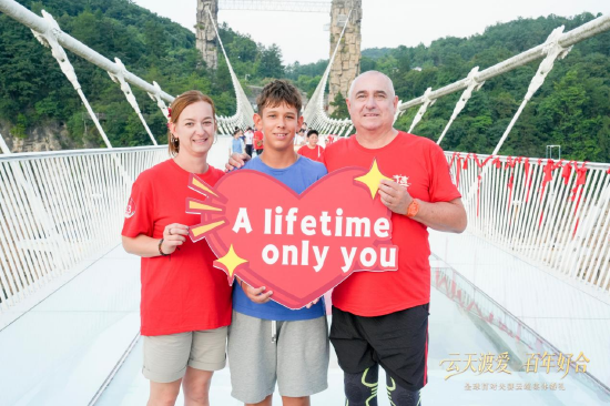 集体婚礼结束后，外国夫妻在现场打卡拍照