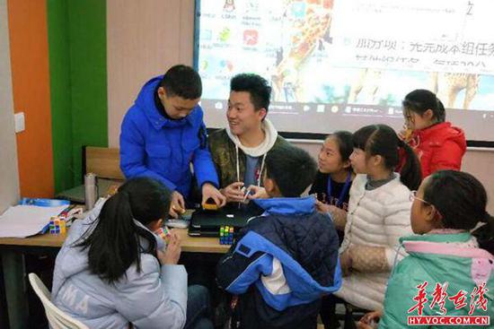 △孩子们跟世界记忆大师陆凯进行学习互动