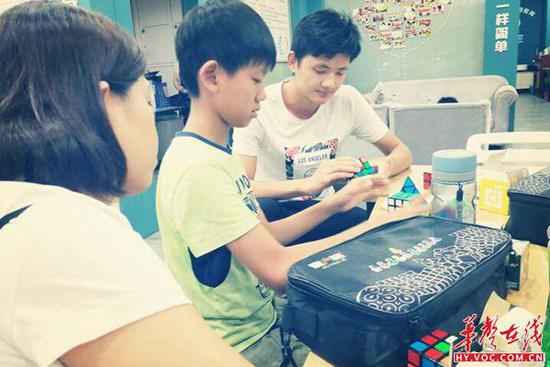 △孩子们在老师的指导下学习魔方技巧