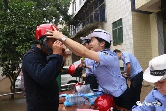 衡东交警开展“送头盔下乡,保安全出行”主题宣传活动。