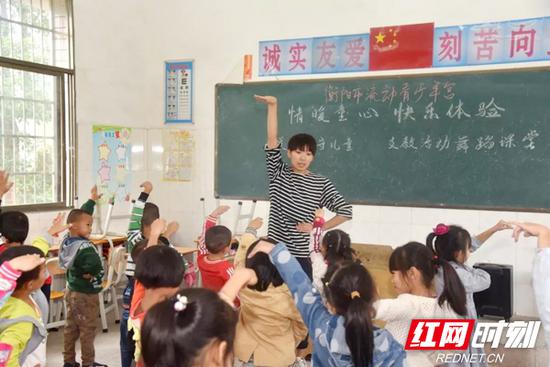 老师正在给孩子们上舞蹈课。