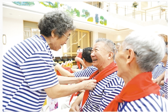 泰康之家燕园养老社区居民参加演出活动。 (资料图片)