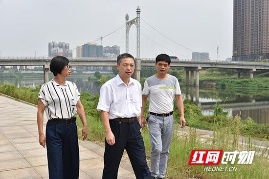 9月21日，石鼓区副区长、区河长办主任汪衡湘巡河。